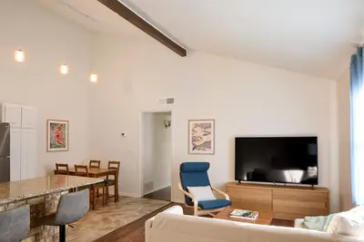 Image de For Mid-Term Renters! Central and Walkable Home with Many Amenities