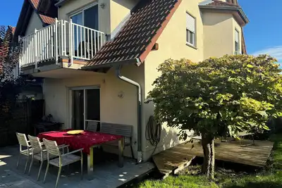 Image de Living in the light-flooded Japandi house with Garden and wood-burning stove