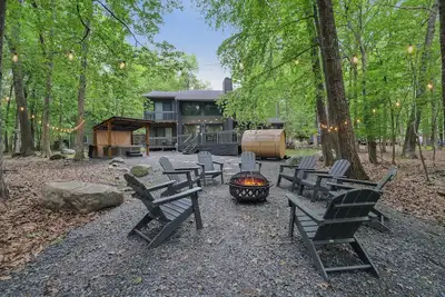 Image de Luxurious Poconos Retreat~Hot Tub, Sauna, Games, Fire Pit, Pets Welcome!