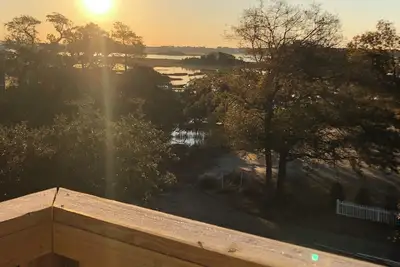 Image de New Construction, pet friendly with gorgeous water views