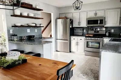 Image de Chic and Spacious 3 bedroom home located 3. 4 mi from downtown Erie, Pa