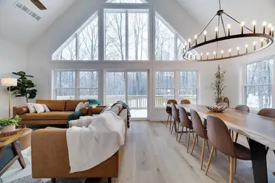 Image de Family retreat: 5 bedroom modern chalet with Hot Tub, Bonfire, Mini Golf & More!
