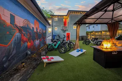 Image de E-Bikes, Arcade Room, Fire Pit, Projector - Dt Atl