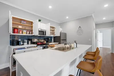 Image de Chic 2-bedroom apartment with Ac, fitness room, pool - D