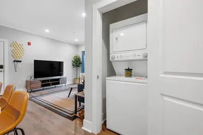 Image de Chic 2-bedroom Stay with Ac, fitness room, pool, WiFi - E