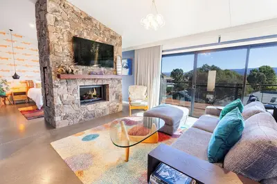 Image de New 3 bedroom house with lake views and fire place