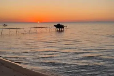 Image de Beautiful 5-bedroom beach house on North Shore of Sand Point, near Caseville Mi