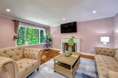 Image de Designer Comfort in the Heart of Santa Clara – Walkable and Work-Ready #41481