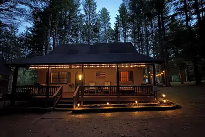 Image de On a Whim- Peaceful 2 bedroom home + loft in charming lakefront community