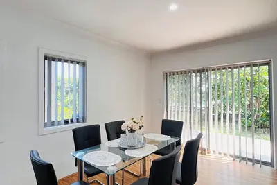Image de Modern large 3bedroom Family home within 6 minutes to station and local shop