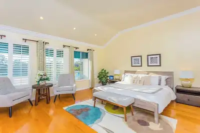 Image de Tranquil Lakefront Haven: Your Ideal Getaway Awaits at This Charming Home #185