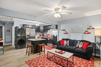 Image de Central Rva Home: 4 Bed, 3 Bath Getaway!