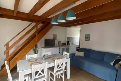 Image de villa rénovée de 6 personnes, 3 chambres dans résidence de vacances.