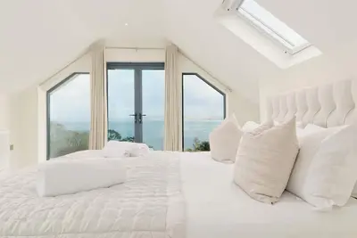 Image de Newly renovated 4 en-suite bedrooms, panoramic sea views, Hot Tub, Ev charger