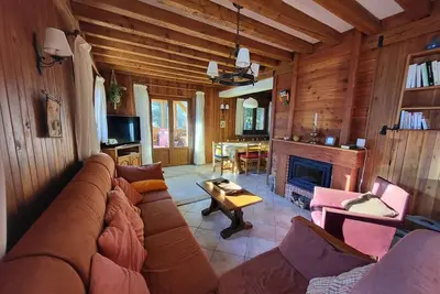 Image de Chalet spacieux avec cheminée et salle de cinéma à Montgenèvre