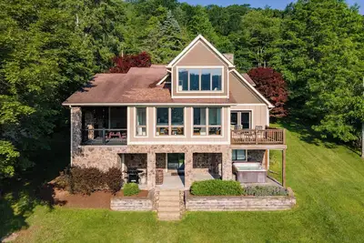 Image de New! Lake Stone Manor: Lakefront, Dock, Hot Tub!