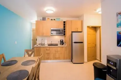 Image de Gorgeous condo with pool near marina
