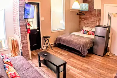 Image de Charming Jawn in fabulous Fishtown with W/D, Ac, Private Patio, and fast WiFi
