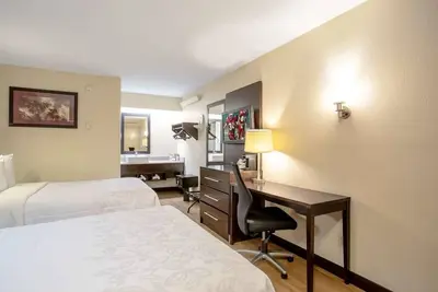 Image de Pet Stays Free! With Free Parking for Your Convenience!