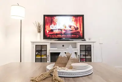 Image de Spacious 2br with Massive Yard – Perfect for Events