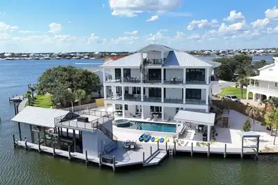 Image de Ultra-Luxury Waterfront Estate, Private Beach & Large Dock, Sleeps 26