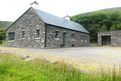 Image de Traditional Hillside Cottage near Waterville golf and beaches.