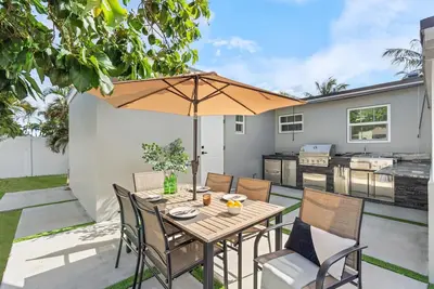 Image de Charming, newly remodeled 3-bedroom house in West Palm Beach, near water. \n