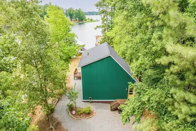 Image de Beautiful lake front cottage, deep water lot with covered dock and amenities.