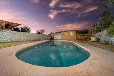 Image de Entire Duplex / Central / 4 Br 2 Ba / Cozy / Fenced