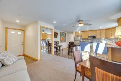 Image de 1/2 Mi to Attractions: Apartment w/ Deck