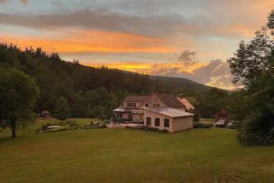 Image de Private Mountain Estate amidst Wildflowers and a Cascading River.