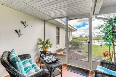 Image de < 10 Mi to Dtwn Venice & Beach: Lake-View Home!
