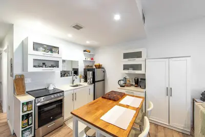 Image de Top floor, cozy studio apartment with ocean views, Ac, good wifi, pool access