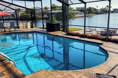 Image de Spacious Waterfront with heated swimming pool. 5-bedroom home in Hernando Beach