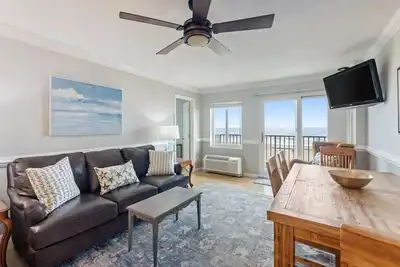 Image de New Oceanfront 2bd, 2bth / Beach / Pool / Boat