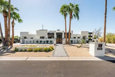 Image de Modern Desert Nest • Pool + Workspace + Hot Tub