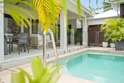 Image de Sunhaven at Palm Cove - Charming Palm Cove Family Retreat with Private Pool & Outdoor Dining - 5 minute walk to the Beach & Esplanade