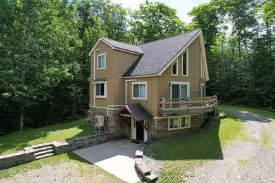 Image de Spacious 4-bedroom house w/Hot Tub near Sugarloaf with WiFi, bonus room and more