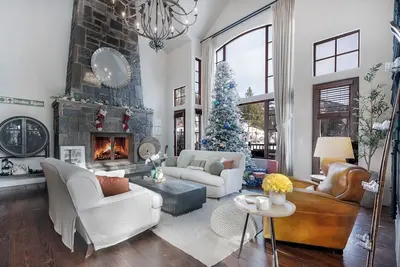 Image de New! Slopeside Ski in/ ski out, private hot tub and sleeps 8