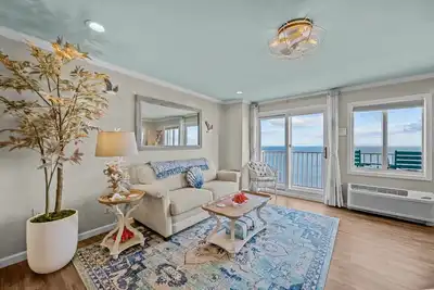 Image de New Oceanfront 2bd, 2bth / Beach / Pool / Boat