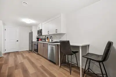 Image de Stylish 2-Bedroom | 15min from Airport!