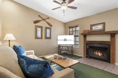 Image de Cozy Bungalow w Boat Slip-Free Daily Tickets-Table Rock Lake Access-Outdoor Pool-Mini Golf