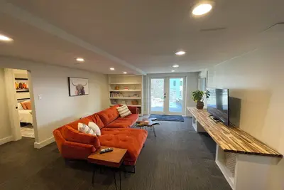 Image de Charming 2-bedroom basement apartment in fantastic Queen Anne with patio