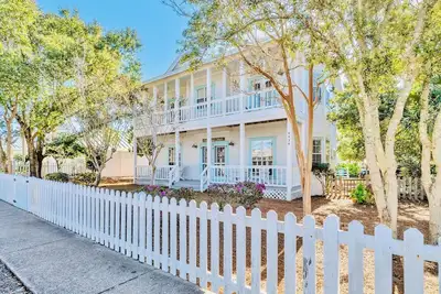 Image de Charming 3 bedroom + bunk nook, 2. 5 bathroom, beach cottage with private pool