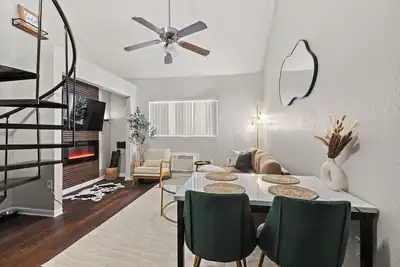 Image de New Cozy Getaway/Pool/Gym/Fireplace/Heart of Tampa Stay