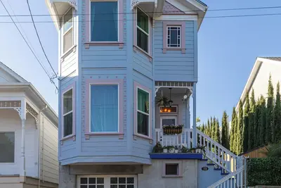 Image de Victorian Home - 2bed 2. 5baths, huge backyard, 30 mins to Napa & Sf, Free Pets!