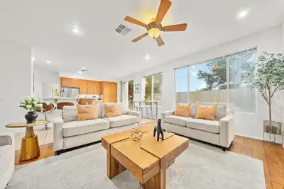 Image de Cozy 4b2. 5b|Garage & Street Parking|Pet Okay|Backyard|Perfect For Insured #42015
