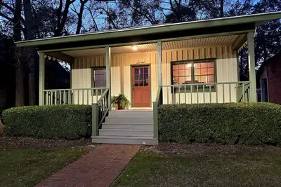 Image de Charming 1-bedroom house in Metcalfe with modern amenities and a vintage vibe