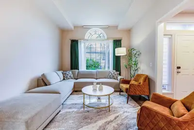 Image de Tranquil Retreat in the Heart of Suburbia on 58th Ave – Your Getaway #41931