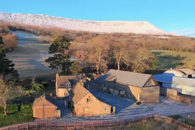 Image de White Haywood Barn, pet friendly, with hot tub in Craswall